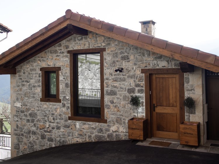 Casa rural Aire de Picos en Brez, fachada de piedra y madera — Máximo Díaz arquitecto