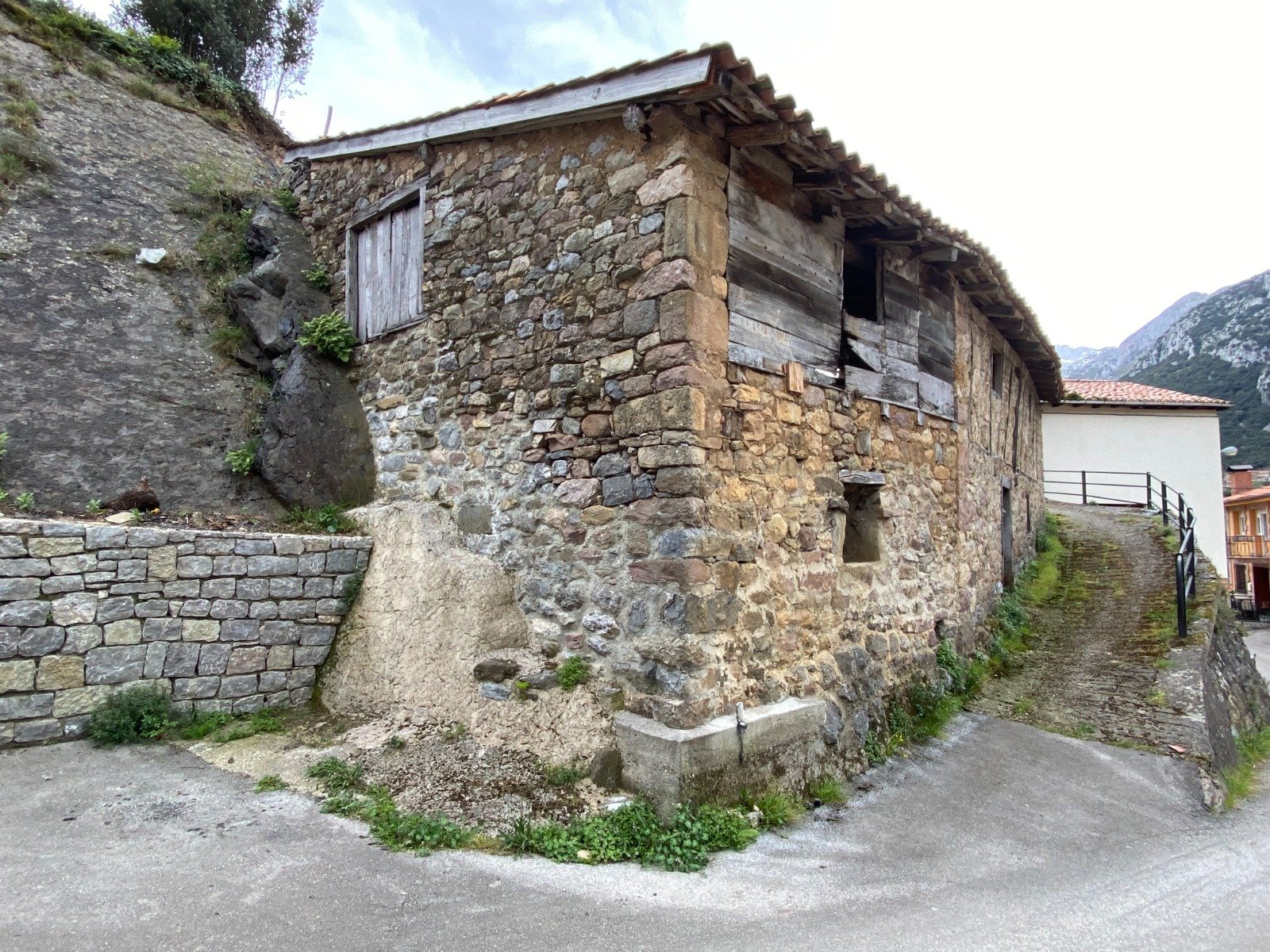 Núcleo rural en Liébana. Buena parte del parque construido de la comarca se rige por reglas que cambiaron en 2022 y otra vez en 2024.