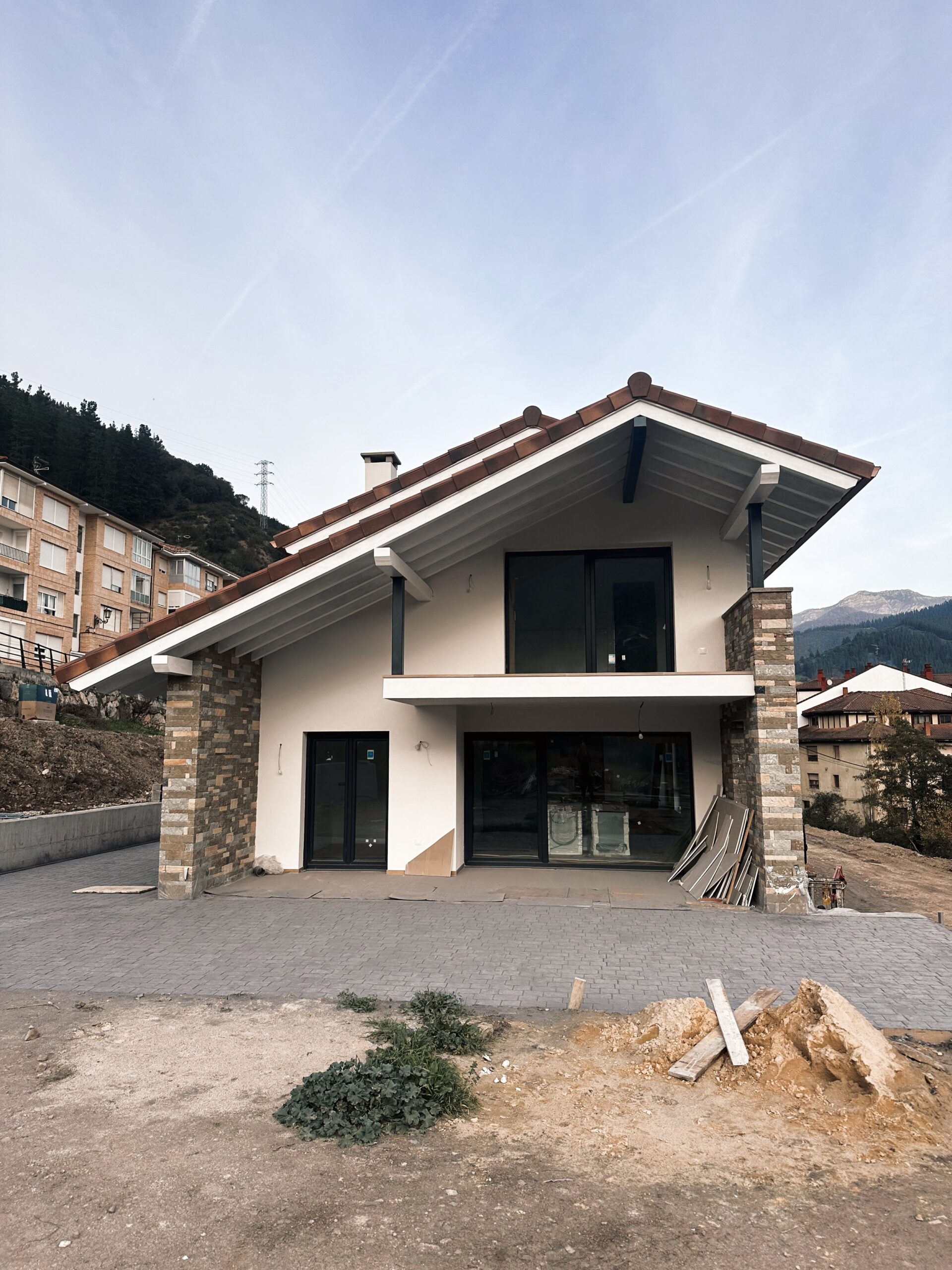 Vivienda en Potes. Lo que se declara al Catastro es la realidad física: superficie construida, plantas, uso y año de terminación.