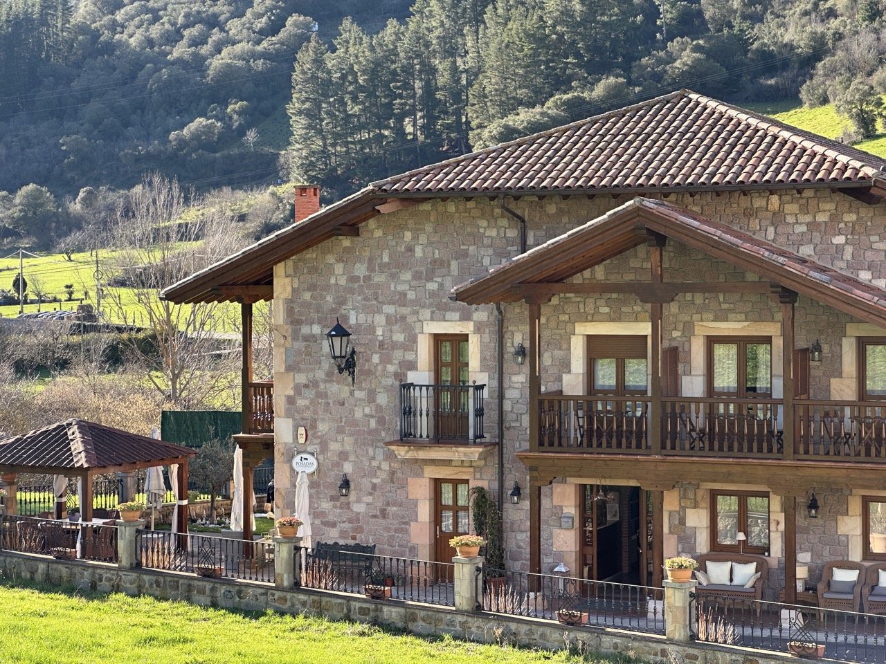 Posada El Corcal de Liébana en Tama, rehabilitación en piedra — Máximo Díaz arquitecto